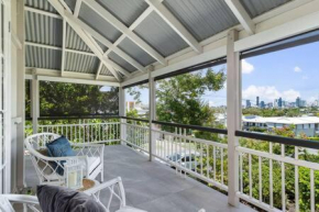 Pet Friendly Family Home In Brisbane - Relocations and Family Stays - Fast Internet - Parking - Netflix
